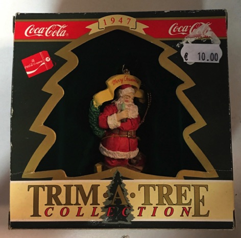 45114-1 € 10,00 coca cola ornament kersmtan met gele sjerp (zonder doosje).jpeg